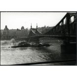Kékes oldalkerekes gőzhajó, Budapest, Duna, Szabadság híd, jármű, közlekedés, szocializmus, 1950-es évek, Eredeti fotó, papírkép.  