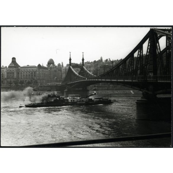 Kékes oldalkerekes gőzhajó, Budapest, Duna, Szabadság híd, jármű, közlekedés, szocializmus, 1950-es évek, Eredeti fotó, papírkép.  