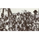 Nagyobb méret, iskolai majális, Dunavecse (Rakodó), iskolás gyerekek, felnőttek csoportképe, monarchia, helytörténet, Bács-Kiskun megye, 1909, 1900-as évek, Eredeti  kabinetfotó, hátulján nevekkel fel