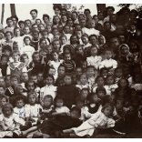 Nagyobb méret, iskolai majális, Dunavecse (Rakodó), iskolás gyerekek, felnőttek csoportképe, monarchia, helytörténet, Bács-Kiskun megye, 1909, 1900-as évek, Eredeti  kabinetfotó, hátulján nevekkel fel