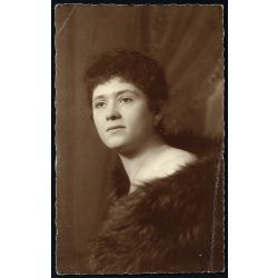   Hafner Böske műterme, Budapest, elegáns modern nő rövid hajjal, monarchia, 1919, 1910-es évek, Eredeti, hátulján pecséttel jelzett és feliratozott fotó, papírkép, két sarkán törésnyom. Ritka műterem. 
