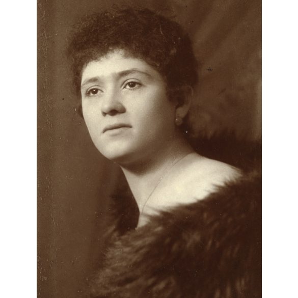 Hafner Böske műterme, Budapest, elegáns modern nő rövid hajjal, monarchia, 1919, 1910-es évek, Eredeti, hátulján pecséttel jelzett és feliratozott fotó, papírkép, két sarkán törésnyom. Ritka műterem. 