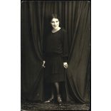 Artz Tilly műterme, Gyergyószentmiklós, Erdély, elegáns nő a függöny előtt, Horthy-korszak, 1931, 1930-as évek, Eredeti, hátulján pecséttel jelzett és feliratozott fotó, papírkép, hátulján ragasztás 