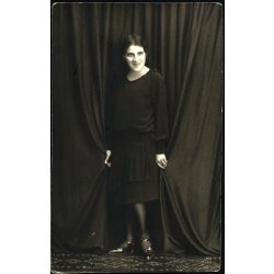   Artz Tilly műterme, Gyergyószentmiklós, Erdély, elegáns nő a függöny előtt, Horthy-korszak, 1931, 1930-as évek, Eredeti, hátulján pecséttel jelzett és feliratozott fotó, papírkép, hátulján ragasztás 