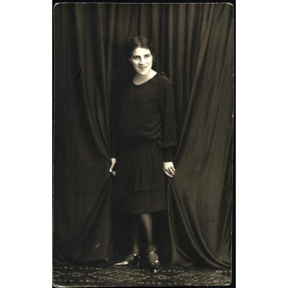 Artz Tilly műterme, Gyergyószentmiklós, Erdély, elegáns nő a függöny előtt, Horthy-korszak, 1931, 1930-as évek, Eredeti, hátulján pecséttel jelzett és feliratozott fotó, papírkép, hátulján ragasztás 