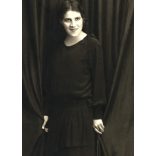 Artz Tilly műterme, Gyergyószentmiklós, Erdély, elegáns nő a függöny előtt, Horthy-korszak, 1931, 1930-as évek, Eredeti, hátulján pecséttel jelzett és feliratozott fotó, papírkép, hátulján ragasztás 