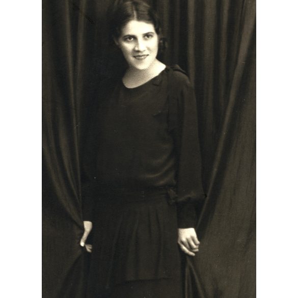 Artz Tilly műterme, Gyergyószentmiklós, Erdély, elegáns nő a függöny előtt, Horthy-korszak, 1931, 1930-as évek, Eredeti, hátulján pecséttel jelzett és feliratozott fotó, papírkép, hátulján ragasztás 