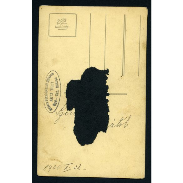 Artz Tilly műterme, Gyergyószentmiklós, Erdély, elegáns nő a függöny előtt, Horthy-korszak, 1931, 1930-as évek, Eredeti, hátulján pecséttel jelzett és feliratozott fotó, papírkép, hátulján ragasztás 