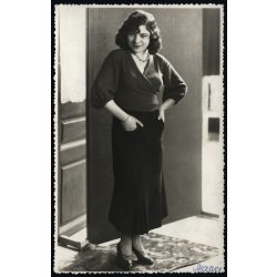   Ambrus Foto, Gyergyószentmiklós, Erdély, elegáns nő, „Manci” portréja, Horthy-korszak, 1935, 1930-as évek, Eredeti, hátulján pecséttel jelzett és feliratozott fotó, papírkép, hátulján ragasztás nyoma.