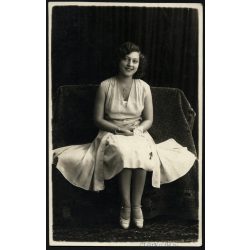   Artz Tilly műterme, Gyergyószentmiklós, Erdély, elegáns nő, „Manci” portréja, Horthy-korszak, 1930, 1930-as évek, Eredeti, hátulján pecséttel jelzett és feliratozott fotó, papírkép, hátulján ragasztás