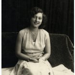 Artz Tilly műterme, Gyergyószentmiklós, Erdély, elegáns nő, „Manci” portréja, Horthy-korszak, 1930, 1930-as évek, Eredeti, hátulján pecséttel jelzett és feliratozott fotó, papírkép, hátulján ragasztás