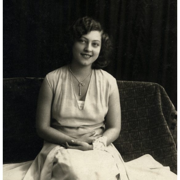 Artz Tilly műterme, Gyergyószentmiklós, Erdély, elegáns nő, „Manci” portréja, Horthy-korszak, 1930, 1930-as évek, Eredeti, hátulján pecséttel jelzett és feliratozott fotó, papírkép, hátulján ragasztás