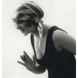 Csinos nő fürdőruhában, „Balatonlelle Gyógyfürdő” pecsét, strand, fürdő, Horthy-korszak, 1930-as évek, Eredeti francia képeslap fotó, papírkép, bal alsó sarkában „Balatonlelle Gyógyfürdő” feliratú pec