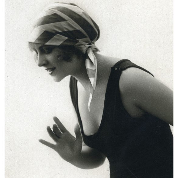 Csinos nő fürdőruhában, „Balatonlelle Gyógyfürdő” pecsét, strand, fürdő, Horthy-korszak, 1930-as évek, Eredeti francia képeslap fotó, papírkép, bal alsó sarkában „Balatonlelle Gyógyfürdő” feliratú pec