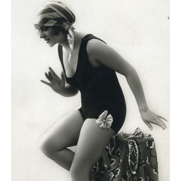 Csinos nő fürdőruhában, „Balatonlelle Gyógyfürdő” pecsét, strand, fürdő, Horthy-korszak, 1930-as évek, Eredeti francia képeslap fotó, papírkép, bal alsó sarkában „Balatonlelle Gyógyfürdő” feliratú pec