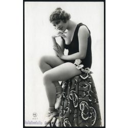   Csinos nő fürdőruhában, „Balatonlelle Gyógyfürdő”  pecsét, strand, fürdő, Horthy-korszak, 1930-as évek, Eredeti francia képeslap fotó, papírkép, bal alsó sarkában „Balatonlelle Gyógyfürdő” feliratú pe