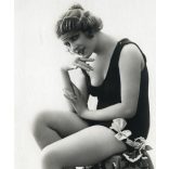 Csinos nő fürdőruhában, „Balatonlelle Gyógyfürdő”  pecsét, strand, fürdő, Horthy-korszak, 1930-as évek, Eredeti francia képeslap fotó, papírkép, bal alsó sarkában „Balatonlelle Gyógyfürdő” feliratú pe