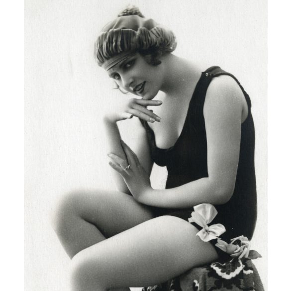 Csinos nő fürdőruhában, „Balatonlelle Gyógyfürdő”  pecsét, strand, fürdő, Horthy-korszak, 1930-as évek, Eredeti francia képeslap fotó, papírkép, bal alsó sarkában „Balatonlelle Gyógyfürdő” feliratú pe