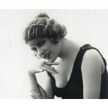 Csinos nő fürdőruhában, „Balatonlelle Gyógyfürdő”  pecsét, strand, fürdő, Horthy-korszak, 1930-as évek, Eredeti francia képeslap fotó, papírkép, bal alsó sarkában „Balatonlelle Gyógyfürdő” feliratú pe