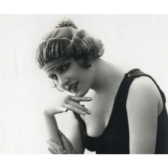 Csinos nő fürdőruhában, „Balatonlelle Gyógyfürdő”  pecsét, strand, fürdő, Horthy-korszak, 1930-as évek, Eredeti francia képeslap fotó, papírkép, bal alsó sarkában „Balatonlelle Gyógyfürdő” feliratú pe