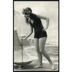   Csinos nő fürdőruhában „Balatonlelle Gyógyfürdő” pecsét, strand, fürdő, Horthy-korszak, 1930-as évek, Eredeti francia képeslap fotó, papírkép, bal alsó sarkában „Balatonlelle Gyógyfürdő” feliratú pecs
