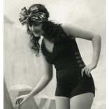 Csinos nő fürdőruhában „Balatonlelle Gyógyfürdő” pecsét, strand, fürdő, Horthy-korszak, 1930-as évek, Eredeti francia képeslap fotó, papírkép, bal alsó sarkában „Balatonlelle Gyógyfürdő” feliratú pecs