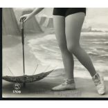 Csinos nő fürdőruhában „Balatonlelle Gyógyfürdő” pecsét, strand, fürdő, Horthy-korszak, 1930-as évek, Eredeti francia képeslap fotó, papírkép, bal alsó sarkában „Balatonlelle Gyógyfürdő” feliratú pecs