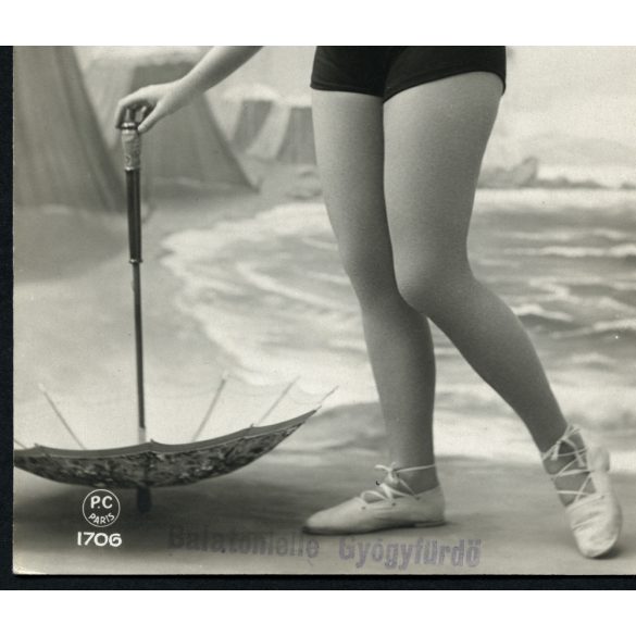 Csinos nő fürdőruhában „Balatonlelle Gyógyfürdő” pecsét, strand, fürdő, Horthy-korszak, 1930-as évek, Eredeti francia képeslap fotó, papírkép, bal alsó sarkában „Balatonlelle Gyógyfürdő” feliratú pecs