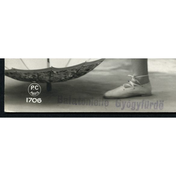 Csinos nő fürdőruhában „Balatonlelle Gyógyfürdő” pecsét, strand, fürdő, Horthy-korszak, 1930-as évek, Eredeti francia képeslap fotó, papírkép, bal alsó sarkában „Balatonlelle Gyógyfürdő” feliratú pecs