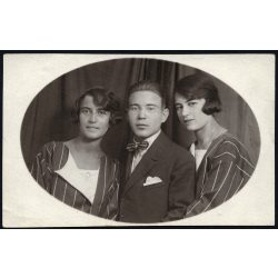   „Szonya” műterem, Budapest, testvérek, elegáns nők, fiatal férfi portréja, Horthy-korszak, 1922, 1920-as évek, Eredeti fotó, hátulján feliratozott, pecséttel jelzett papírkép. 