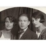 „Szonya” műterem, Budapest, testvérek, elegáns nők, fiatal férfi portréja, Horthy-korszak, 1922, 1920-as évek, Eredeti fotó, hátulján feliratozott, pecséttel jelzett papírkép. 