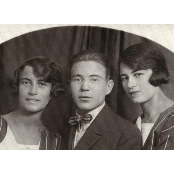 „Szonya” műterem, Budapest, testvérek, elegáns nők, fiatal férfi portréja, Horthy-korszak, 1922, 1920-as évek, Eredeti fotó, hátulján feliratozott, pecséttel jelzett papírkép. 