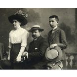 Özv. Bienenfeld Zsigmondné Első Magyar Papír Gyorsfényképészeti Műterme, Budapest, Városliget, kalap, ernyő, bajusz, elegáns társaság különös díszletek között, 1900-as évek, Eredeti  kabinetfotó, hátu