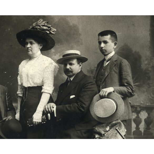 Özv. Bienenfeld Zsigmondné Első Magyar Papír Gyorsfényképészeti Műterme, Budapest, Városliget, kalap, ernyő, bajusz, elegáns társaság különös díszletek között, 1900-as évek, Eredeti  kabinetfotó, hátu