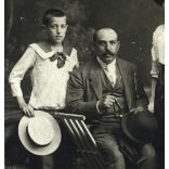 Özv. Bienenfeld Zsigmondné Első Magyar Papír Gyorsfényképészeti Műterme, Budapest, Városliget, kalap, ernyő, bajusz, elegáns társaság különös díszletek között, 1900-as évek, Eredeti  kabinetfotó, hátu