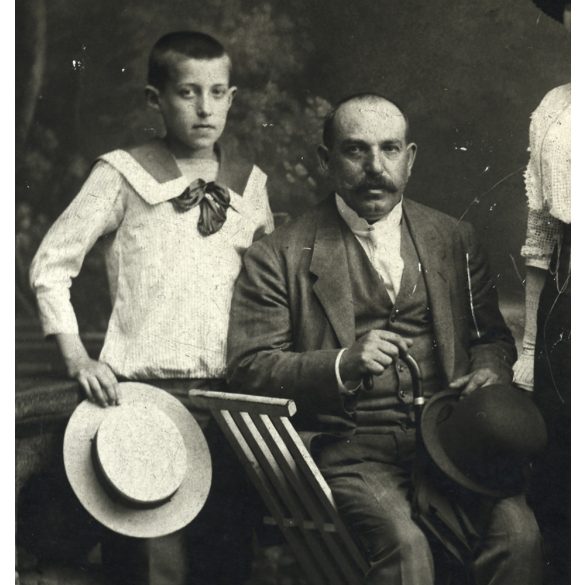 Özv. Bienenfeld Zsigmondné Első Magyar Papír Gyorsfényképészeti Műterme, Budapest, Városliget, kalap, ernyő, bajusz, elegáns társaság különös díszletek között, 1900-as évek, Eredeti  kabinetfotó, hátu