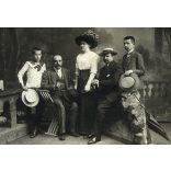 Özv. Bienenfeld Zsigmondné Első Magyar Papír Gyorsfényképészeti Műterme, Budapest, Városliget, kalap, ernyő, bajusz, elegáns társaság különös díszletek között, 1900-as évek, Eredeti  kabinetfotó, hátu