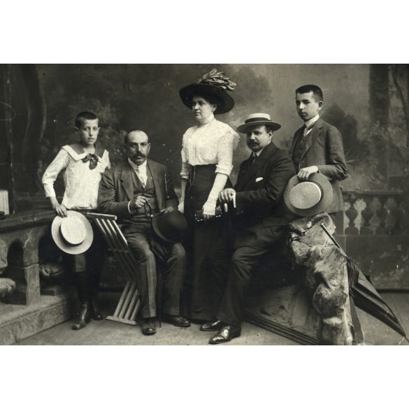 Özv. Bienenfeld Zsigmondné Első Magyar Papír Gyorsfényképészeti Műterme, Budapest, Városliget, kalap, ernyő, bajusz, elegáns társaság különös díszletek között, 1900-as évek, Eredeti  kabinetfotó, hátu