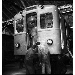   Kotnyek Antal fotóriporter munkája, épül a GANZ P2  magyar gyártású metrókocsi (két darab készült belőle), Budapest, jármű, közlekedés, kommunizmus, 1950-es évek,  Eredeti jelzetlen, nagyméretű 