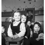 Kotnyek Antal fotóriporter munkája, lelkes óvodások, mögöttük Rákosi Mátyás fotója, kommunizmus, 1950-es évek,  Eredeti jelzetlen, nagyméretű fotó negatív!     