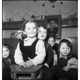 Kotnyek Antal fotóriporter munkája, lelkes óvodások, mögöttük Rákosi Mátyás fotója, kommunizmus, 1950-es évek,  Eredeti jelzetlen, nagyméretű fotó negatív!     