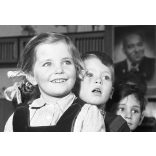 Kotnyek Antal fotóriporter munkája, lelkes óvodások, mögöttük Rákosi Mátyás fotója, kommunizmus, 1950-es évek,  Eredeti jelzetlen, nagyméretű fotó negatív!     