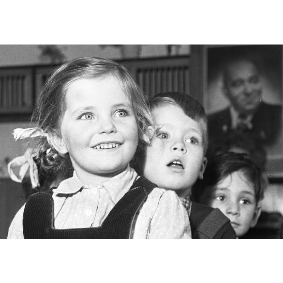 Kotnyek Antal fotóriporter munkája, lelkes óvodások, mögöttük Rákosi Mátyás fotója, kommunizmus, 1950-es évek,  Eredeti jelzetlen, nagyméretű fotó negatív!     