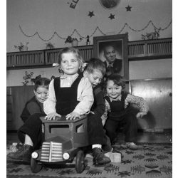   Kotnyek Antal fotóriporter munkája,  lelkes óvodások, mögöttük Rákosi Mátyás fotója, játék fa kisteherautó,  kommunizmus, 1950-es évek,  Eredeti jelzetlen, nagyméretű fotó negatív!   