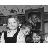 Kotnyek Antal fotóriporter munkája,  lelkes óvodások, mögöttük Rákosi Mátyás fotója, játék fa kisteherautó,  kommunizmus, 1950-es évek,  Eredeti jelzetlen, nagyméretű fotó negatív!   