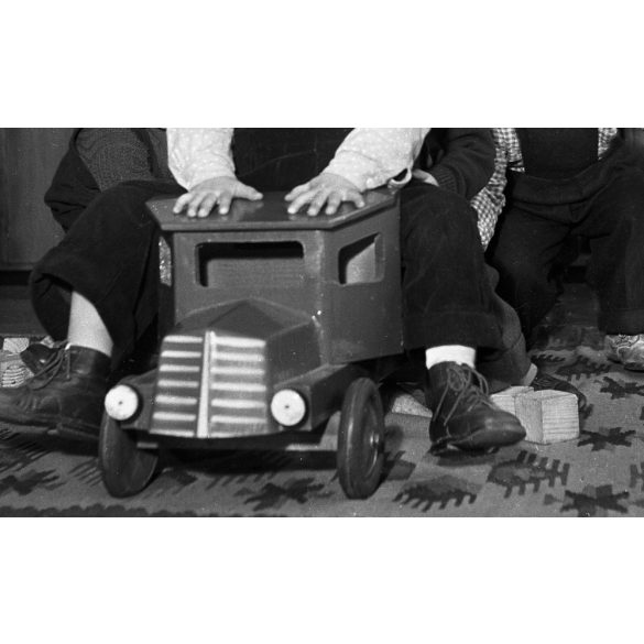 Kotnyek Antal fotóriporter munkája,  lelkes óvodások, mögöttük Rákosi Mátyás fotója, játék fa kisteherautó,  kommunizmus, 1950-es évek,  Eredeti jelzetlen, nagyméretű fotó negatív!   