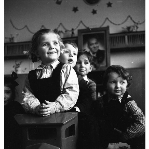 Kotnyek Antal  fotóriporter munkája,  lelkes óvodások, mögöttük Rákosi Mátyás fotója, játék fa kisteherautó,  kommunizmus, 1950-es évek,  Eredeti jelzetlen, nagyméretű fotó negatív! 