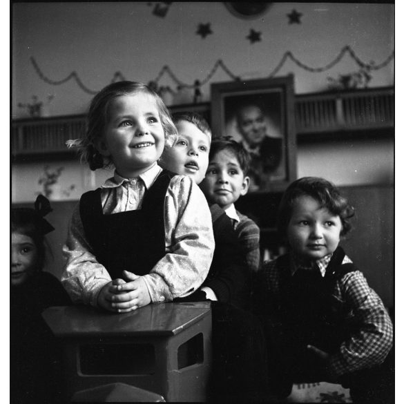 Kotnyek Antal  fotóriporter munkája,  lelkes óvodások, mögöttük Rákosi Mátyás fotója, játék fa kisteherautó,  kommunizmus, 1950-es évek,  Eredeti jelzetlen, nagyméretű fotó negatív! 