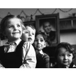 Kotnyek Antal  fotóriporter munkája,  lelkes óvodások, mögöttük Rákosi Mátyás fotója, játék fa kisteherautó,  kommunizmus, 1950-es évek,  Eredeti jelzetlen, nagyméretű fotó negatív! 