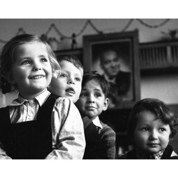 Kotnyek Antal  fotóriporter munkája,  lelkes óvodások, mögöttük Rákosi Mátyás fotója, játék fa kisteherautó,  kommunizmus, 1950-es évek,  Eredeti jelzetlen, nagyméretű fotó negatív! 